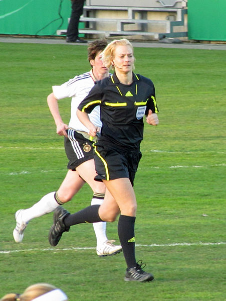 451px-Dfb-abschiedsspiel-birgit-prinz-2012-ffm-bibiana-steinhaus-303[1].jpg