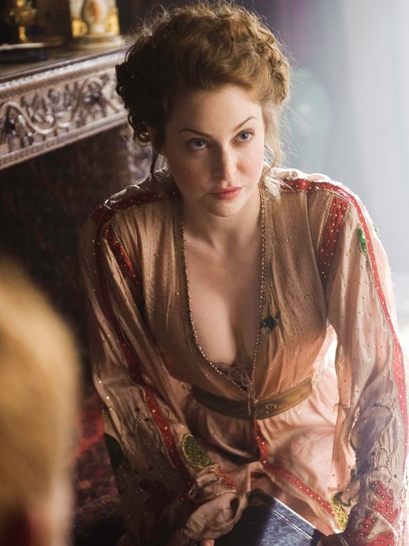 Game-of-Thrones-Esme-Bianco-as-Ros-in-season-1-2123277.jpg