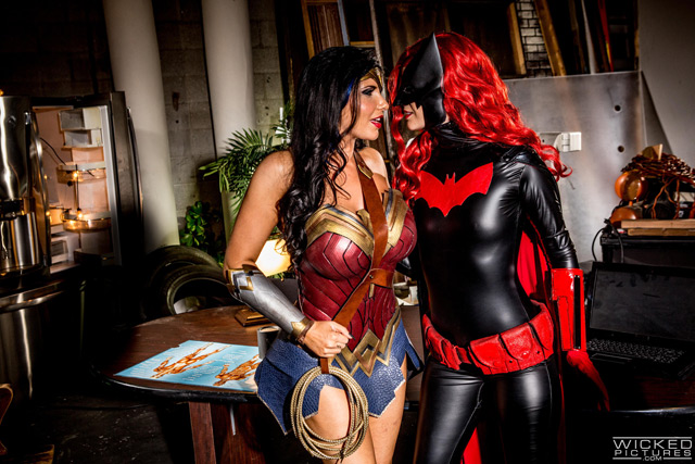 justice_league_xxx_wonder_woman_romi_rain_superman_ryan_driller_batgirl_charlotte_stokely_posi...jpg