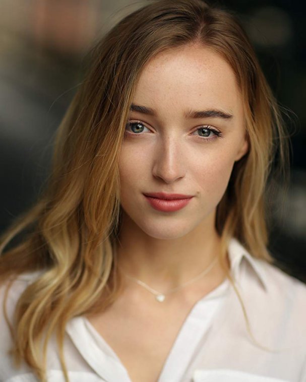 PhoebeDynevor[1].jpg