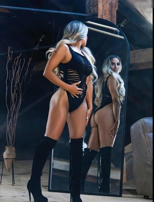 trish-stratus-v0-d3prdsf7924e1.jpg