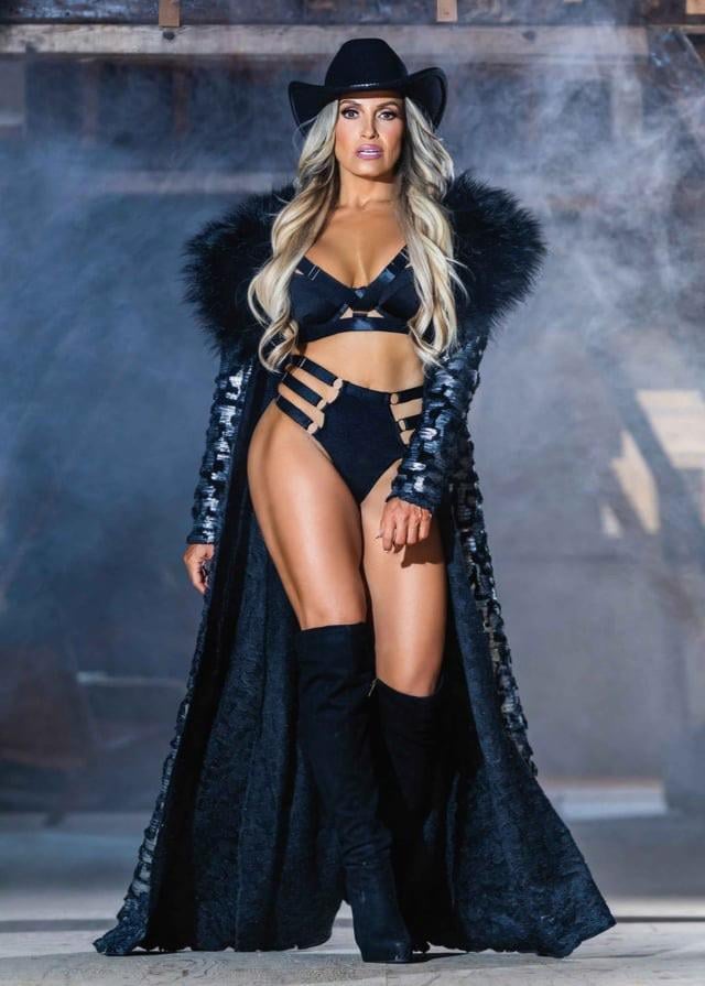 trish-stratus-v0-ymo6xrf7924e1.jpg